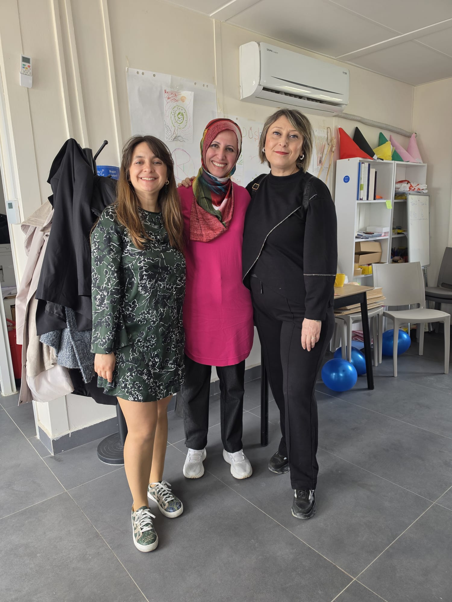 Yaratıcı Problem Çözme Programı katılımcısı öğretmenler, geliştirdikleri 'Katıla Katıla Sınıf' çözümünü tanıtırken poz veriyor.