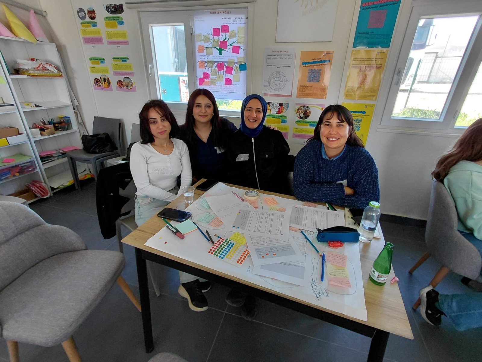 Yaratıcı Problem Çözme Programı katılımcısı öğretmenler, geliştirdikleri ' Duyguları Görünür Kılmak: “Duygumetre” ' çözümünü tanıtırken poz veriyor.